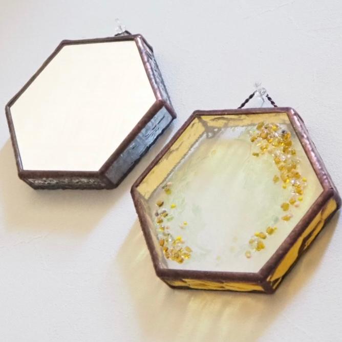 ステンドグラスの春の光を映すミモザの６角形の壁掛け | 10枚目