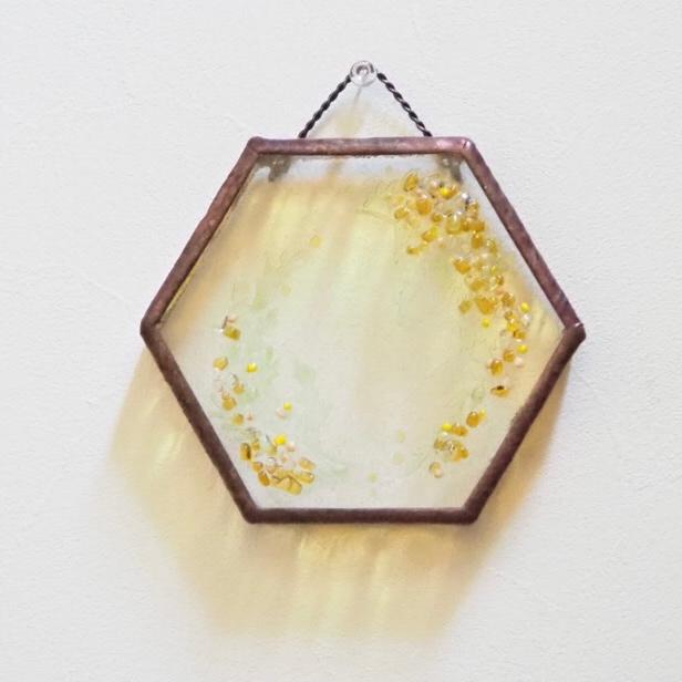 ステンドグラスの春の光を映すミモザの６角形の壁掛け | 2枚目