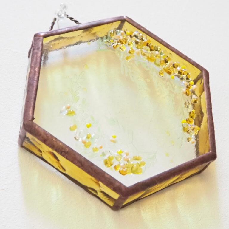 ステンドグラスの春の光を映すミモザの６角形の壁掛け | 3枚目