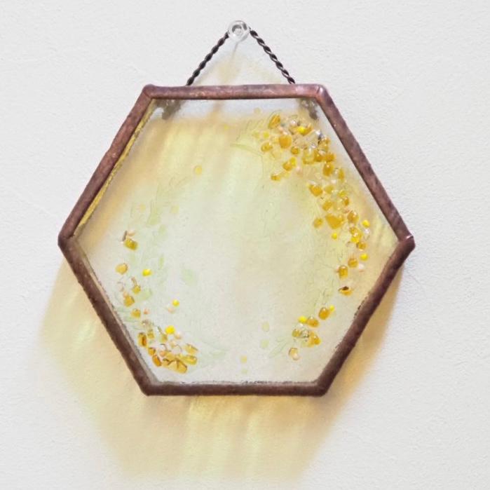 ステンドグラスの春の光を映すミモザの６角形の壁掛け | 4枚目