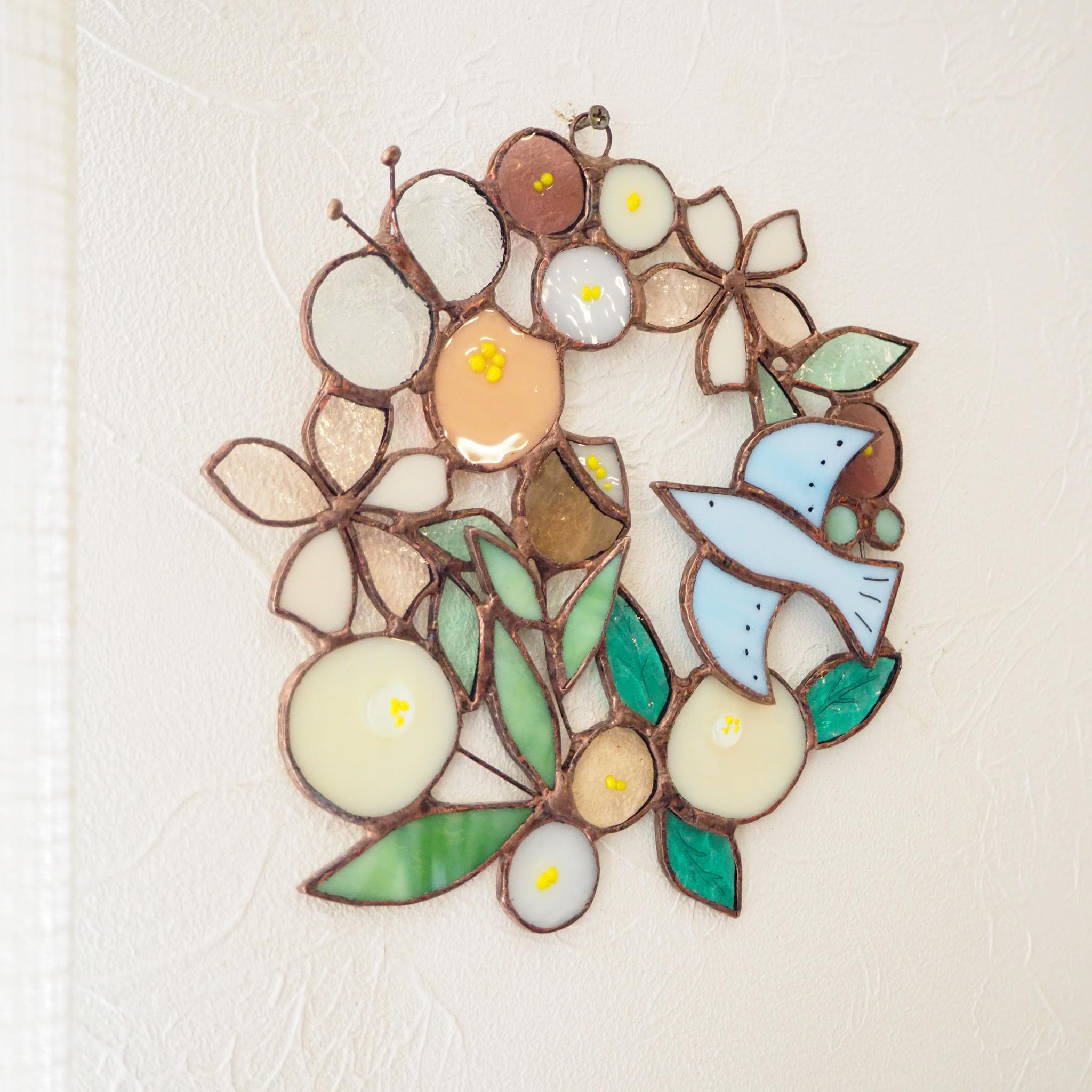 お花いっぱいステンドグラスのさくら色リース | 9枚目