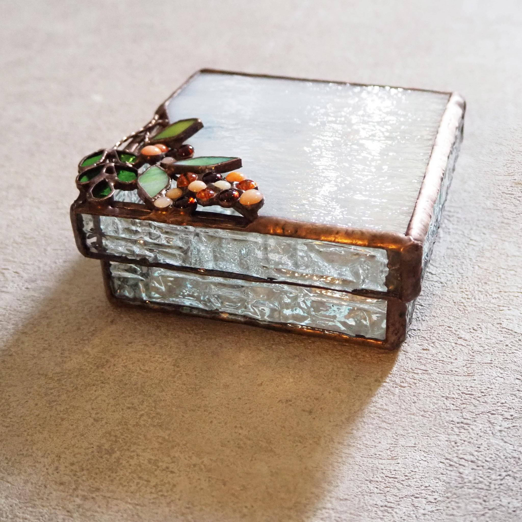 さくら色の光をーステンドグラスのアンティークな小物入れ | 14枚目