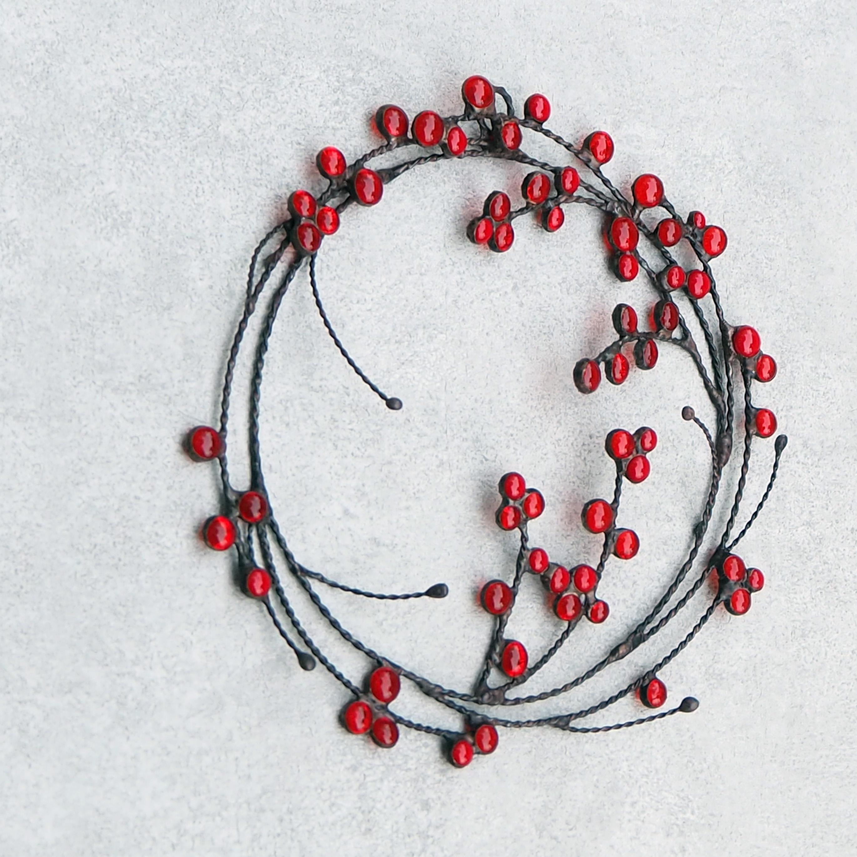 季節を彩る赤い実のステンドグラスリース