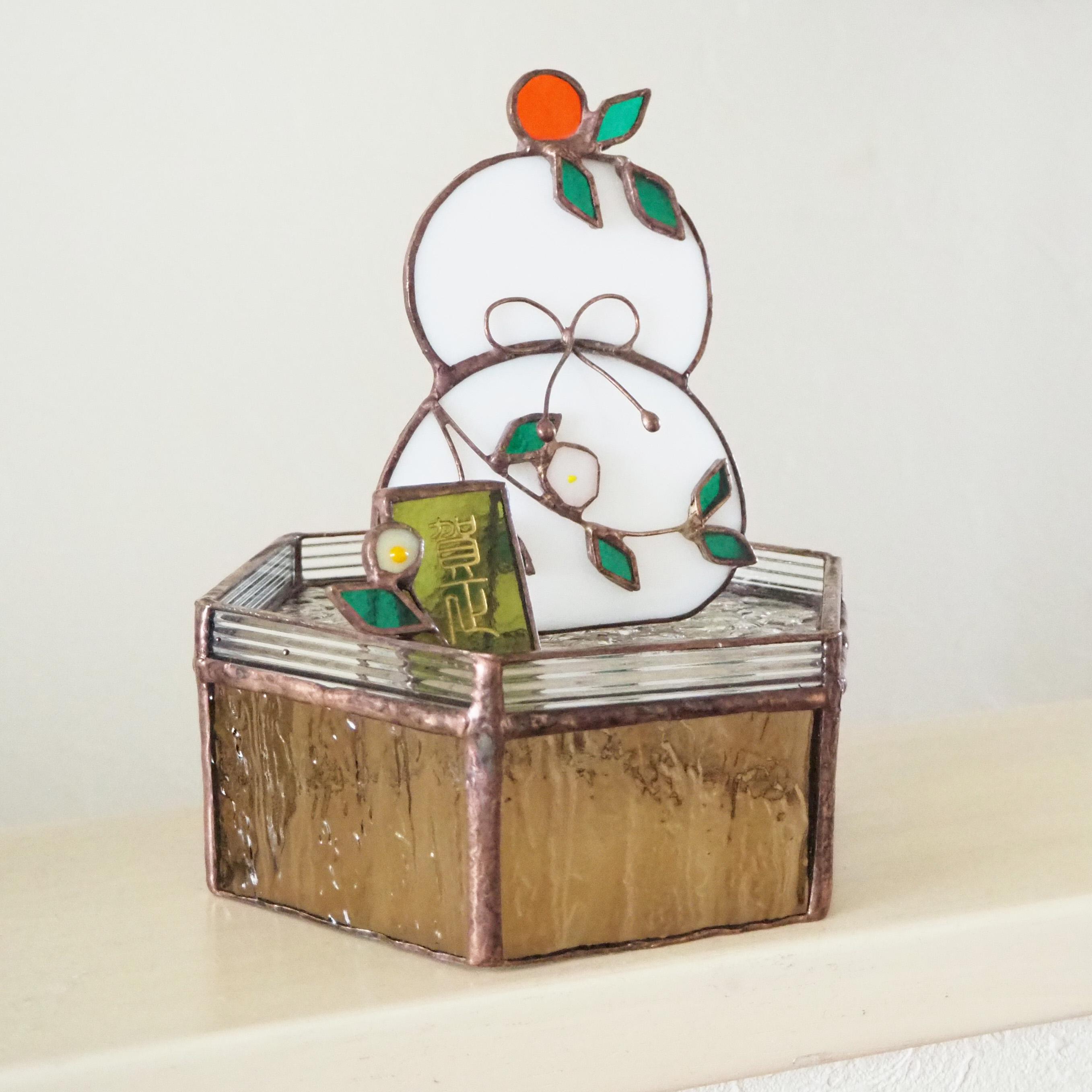 光が織りなす年の始まり - ステンドグラスの鏡餅