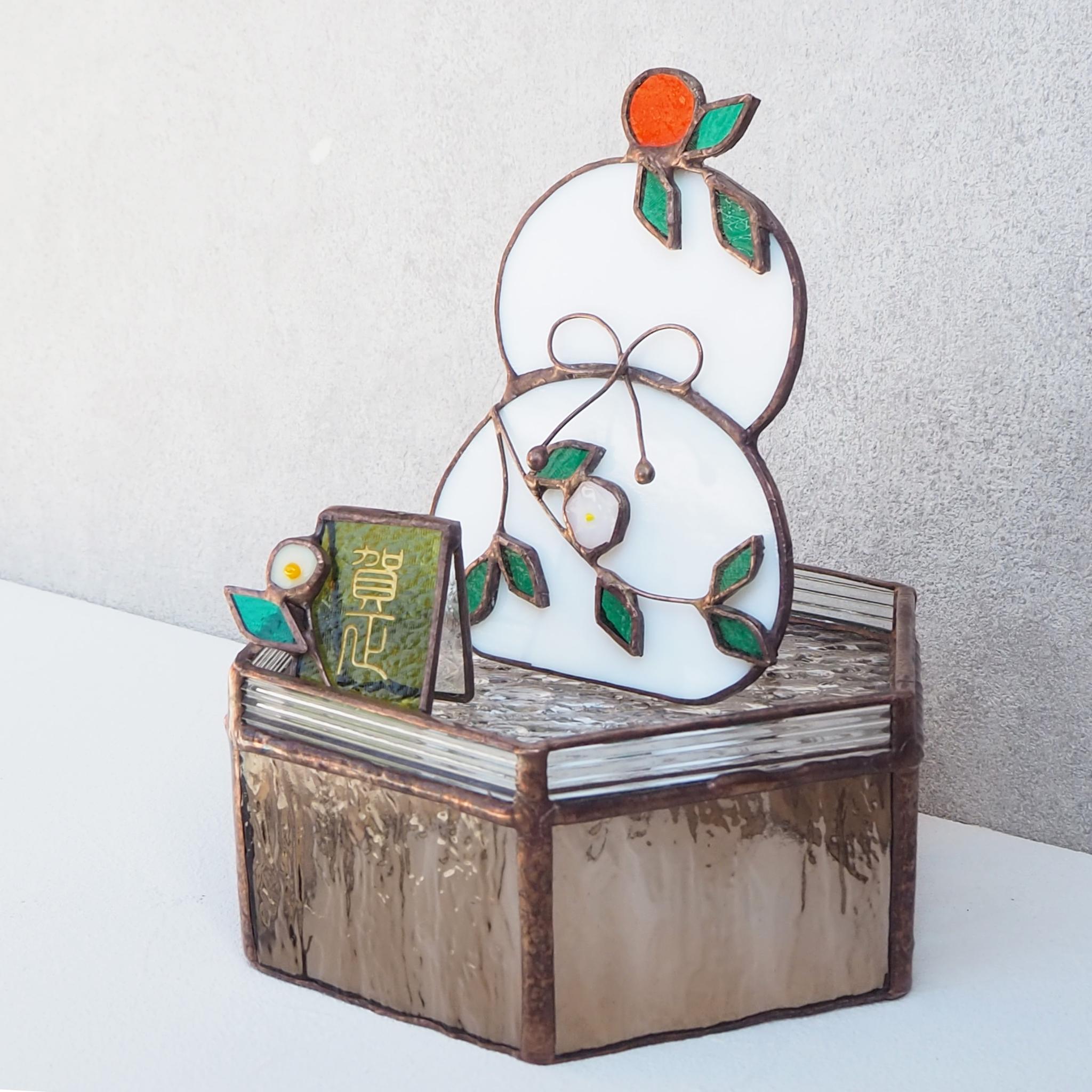 光が織りなす年の始まり - ステンドグラスの鏡餅 | 4枚目