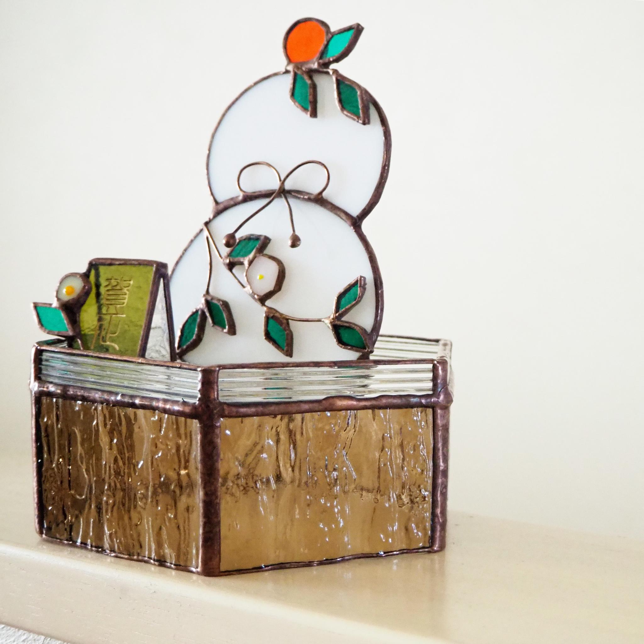 光が織りなす年の始まり - ステンドグラスの鏡餅 | 7枚目