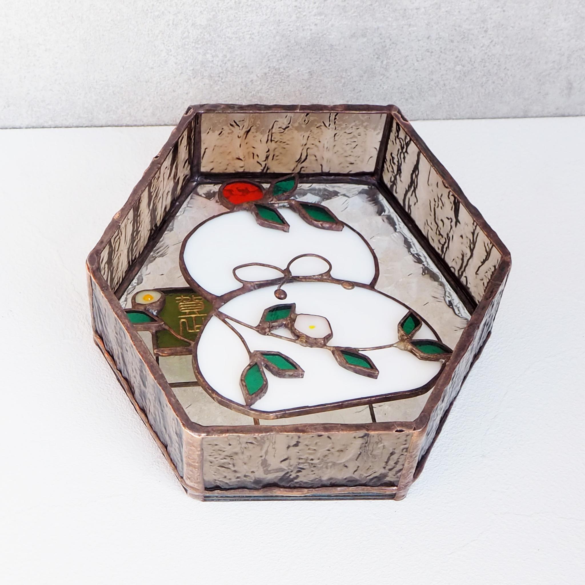 光が織りなす年の始まり - ステンドグラスの鏡餅 | 9枚目